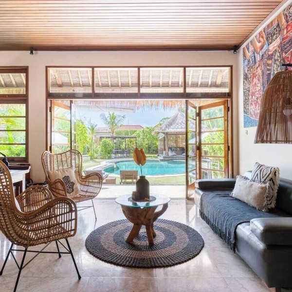 Traditional villa with huge pool and garden 200m to Berawa beach