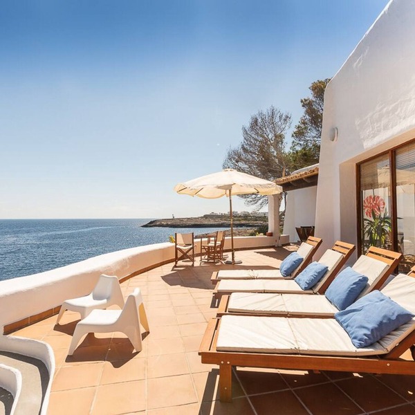 traditionell villa with pool, garden, at the sea