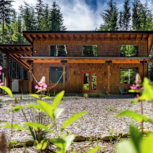 Trailhead Guesthaus - Family Friendly Rainforest Cabin with Sauna on a Creek