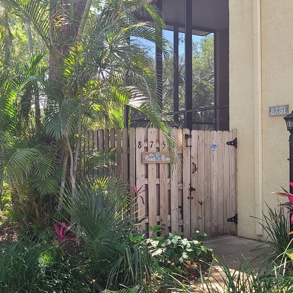 Tranquil 2 Bd, 2BA Tropical Getaway just steps from the Beach on the Space Coast