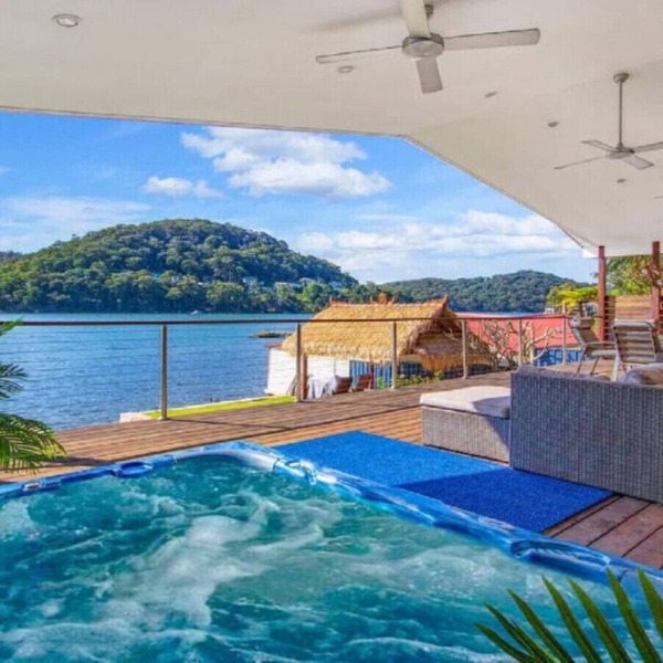 Tranquil Abode with Spa & Jetty