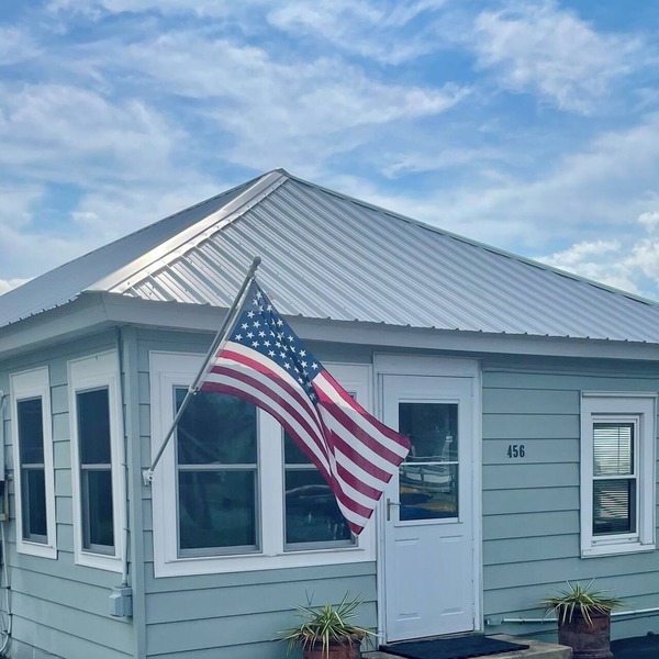 Tranquil Beach Cottage directly across from beach access-Pets & Children Welcome