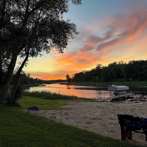 Tranquil cabin with AC on charming Lake Sarah.