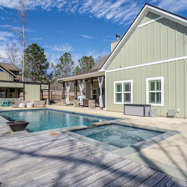 Tranquil Getaway Minutes from Auburn including Pool & backyard Waterfall Oasis