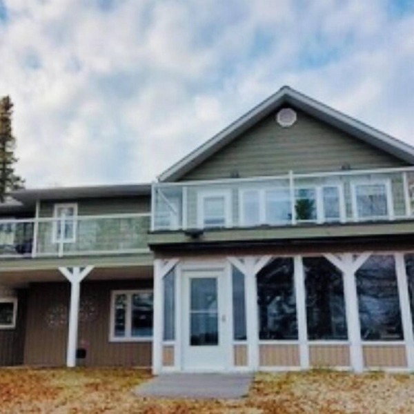 Tranquil Lakefront Heron House