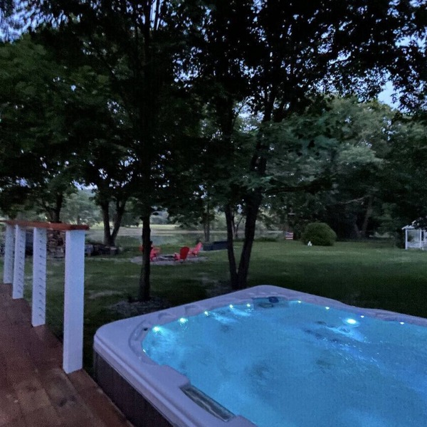 Tranquil River cottage w/hot tub, firepit , mins to a 18-holes golfing & fishing