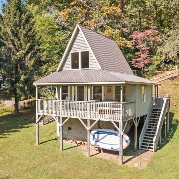 Tranquil Riverfront Living at Sasquatch Cabin!