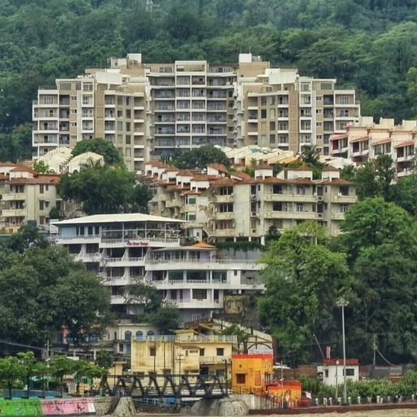 Tranquil Riverside Elegance: Luxury Retreat with Captivating Views by the Ganges