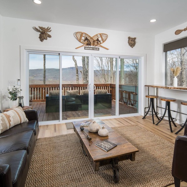 Tranquil & Stylish ~ Near Skiing ~ Hot Tub ~ Views