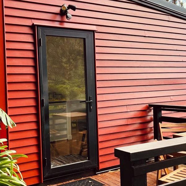 Tranquil sunny spot in the heart of Piha. 10 minutes walk to the beach.