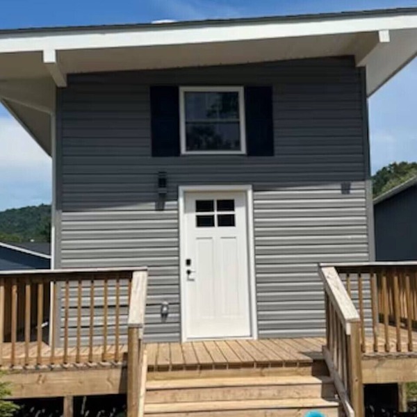 Tranquil Tiny House by the Brook – Your Mountain Escape Awaits