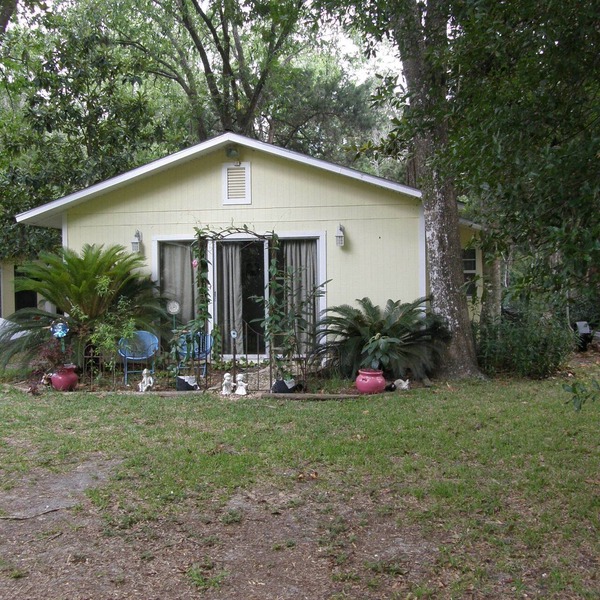 Tranquil Waterfront Cottage. 1 Bedroom, 1 Bathroom. Sleeps 2