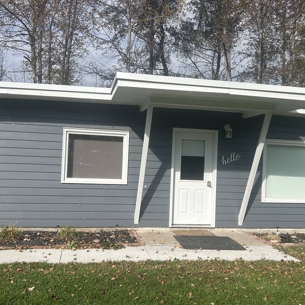 Tranquil waterfront cabin with AC in charming Barbeau with outside fun zone
