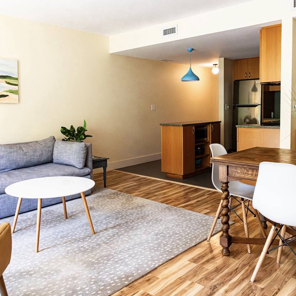 Tranquil Waterside Living: Dream Condo on the Lake!