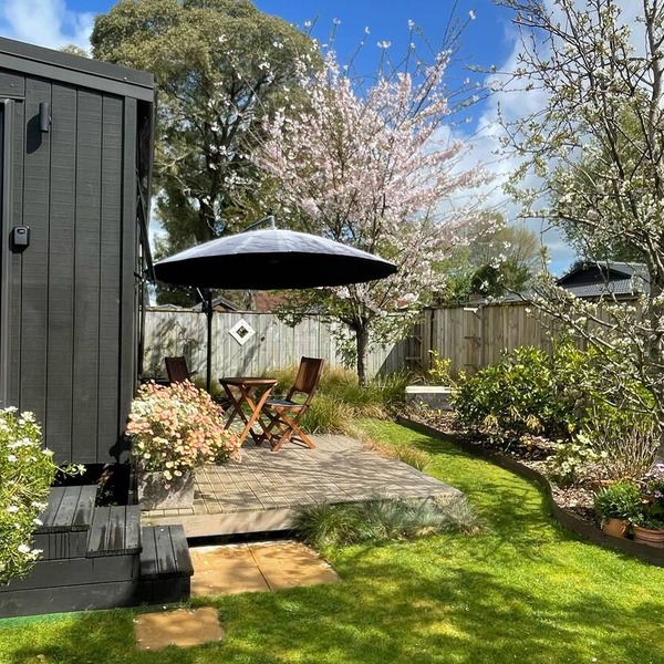 Travellers Hideaway – private, quiet garden, off-street parking, great location.
