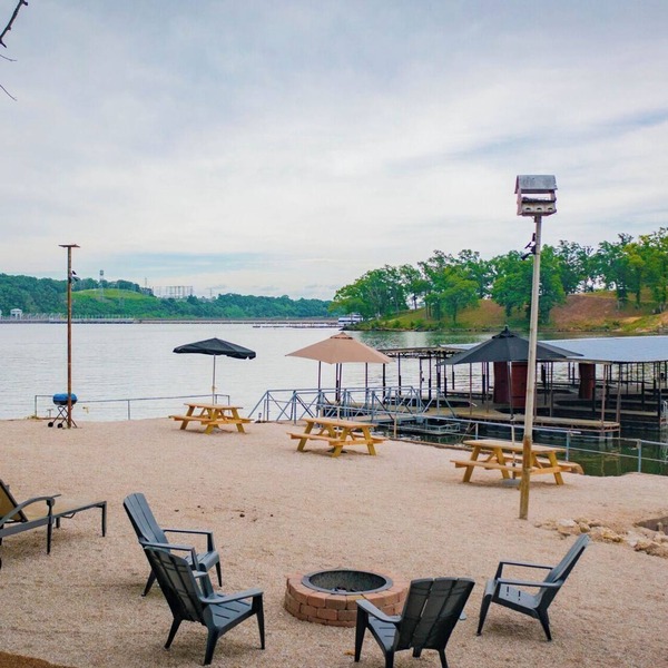 Tree house, fire pit, and walk to Bagnell Dam area.