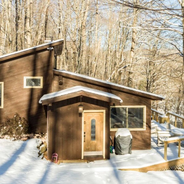 Tree Tops Retreat, A Stylish 3 BR Getaway with Hot Tub