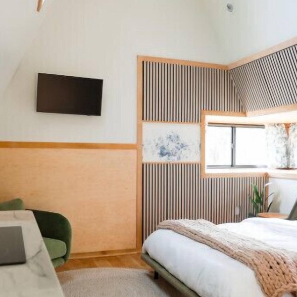 Treehouse 5 · Honeymoon Treehouse Cabin & Spa w Private Hot Tub