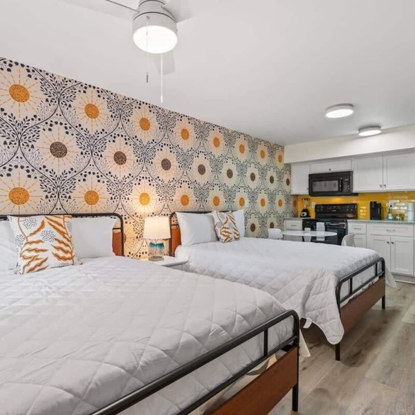 TreeHouse Lodge, Walk to Beach, Pet-Friendly 103
