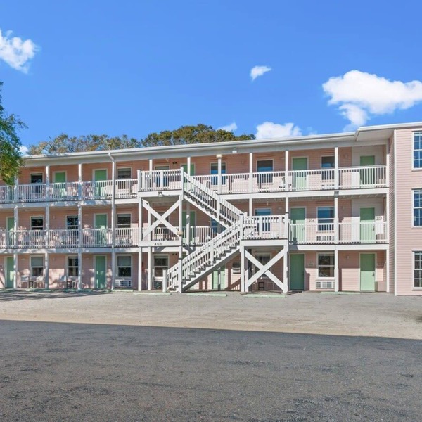 TreeHouse Lodge, Walk to Beach, Pet-Friendly 304