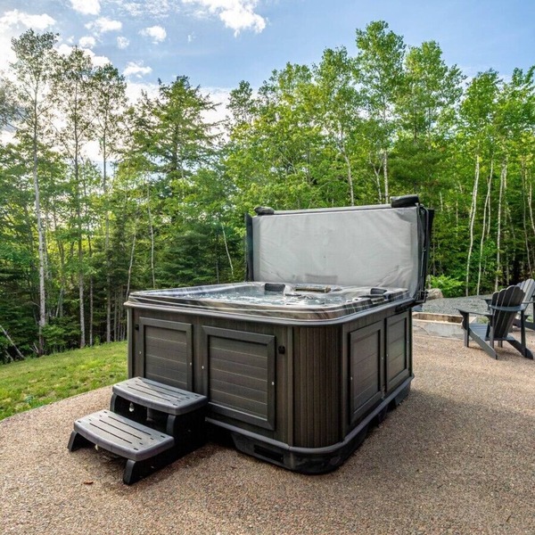 Treeside Retreat with Hot tub