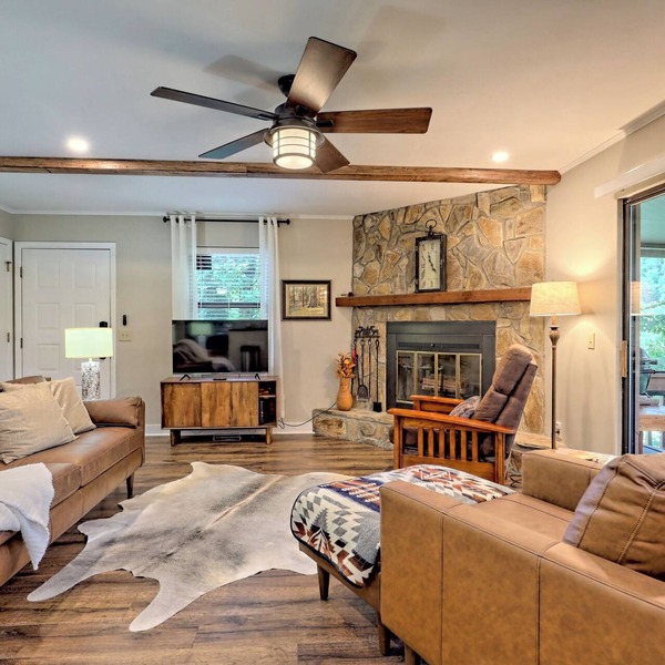 Treetop Haven - Updated with Golf Course & Forest Views - Dog friendly!