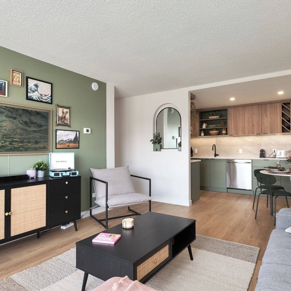 Trendy Kensington Condo - Fully Renovated !
