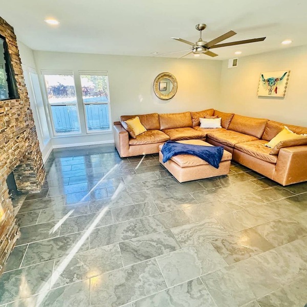 Triplex in Great Neighborhood/6 BR/10TVs/Sleeps 23