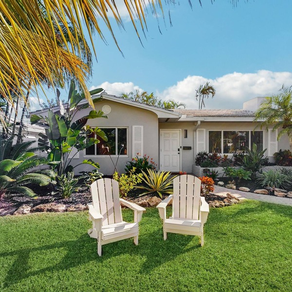 Tropical backyard oasis w/putting green, grill, tiki bar & walk to beach