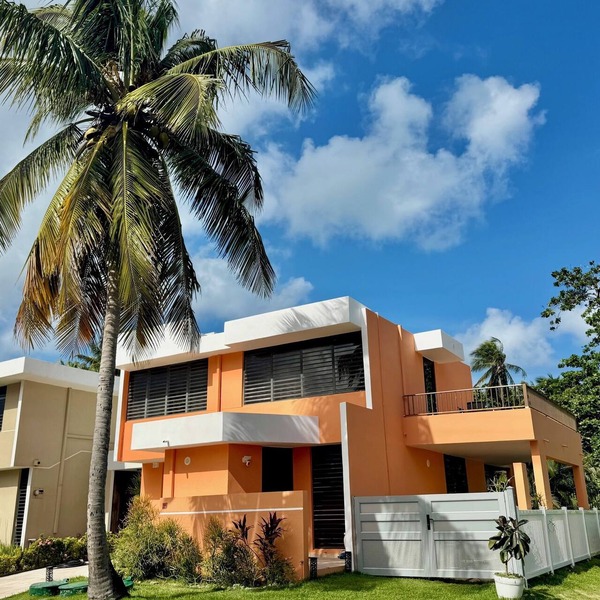 Tropical Beach Oasis: 2 Private Villas, 16+ guests!