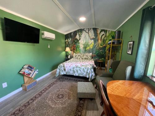 Tropical Studio Retreat with Great WiFi and EV charging