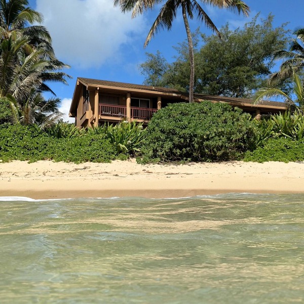 True beachfront 5-bedroom house in Haena perfect for family getaways.
