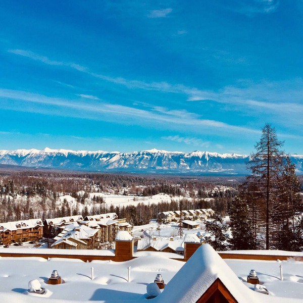True Ski-in/Ski-out, golf and biking within minutes. Private hot tub and A/C!