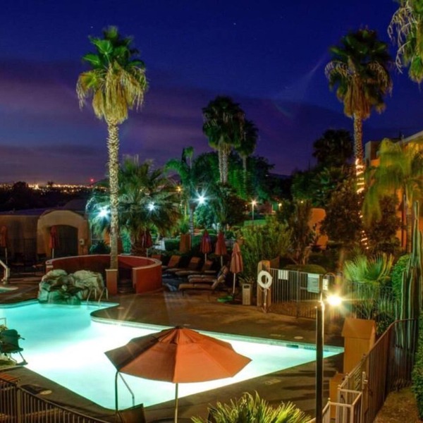 Tucson's Serene Oasis with complimentary breakfast