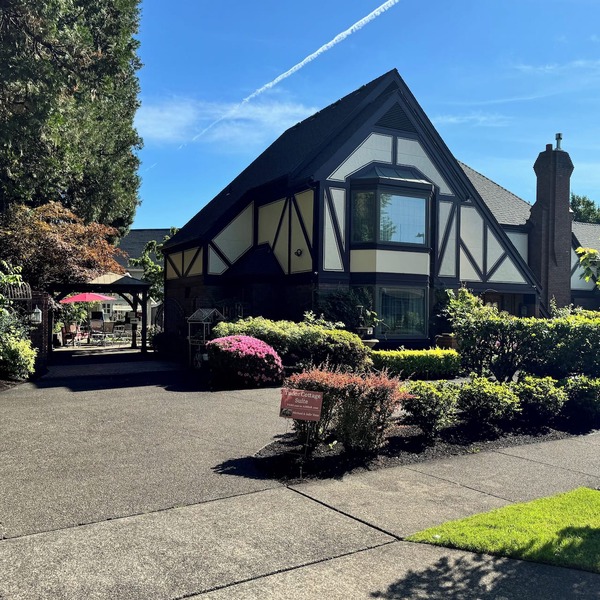 TUDOR COTTAGE SUITE - Autzen Stadium - PK Park - UO - Hayward Field