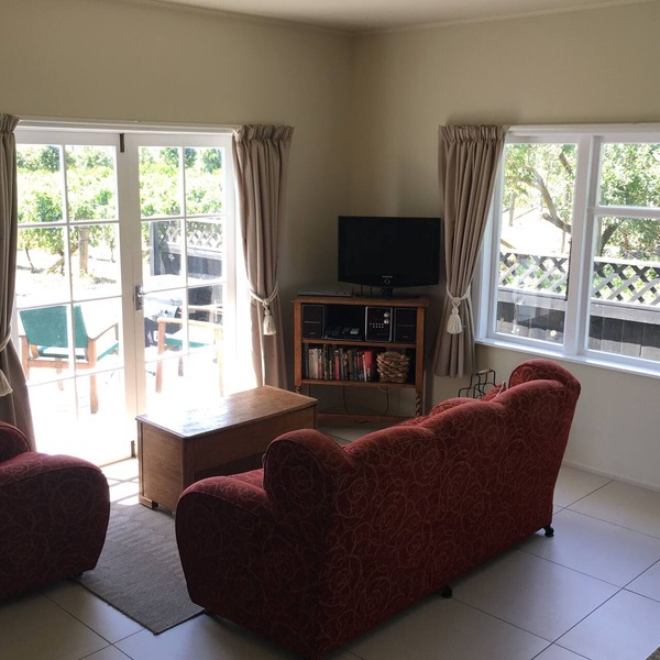 Tuki Vineyard Cottage - luxury one bedroom villa overlooking vineyard