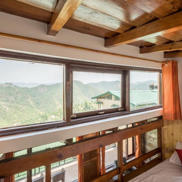 Twilight Ridge, Studio overlooking the hills w wifi by Roamhome