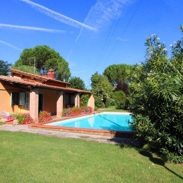 Two adjacent small houses that can accommodate up to 7 people, with a private swimming pool, outdoor