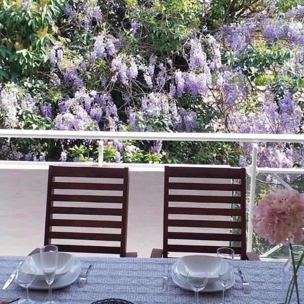 Two-bedroom apartment with a covered terrace and private parking, in a quiet location near downtown.