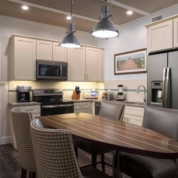 Two Bedroom Modern Island Villa w/Kitchen Near Pine Avenue Shops & Beach