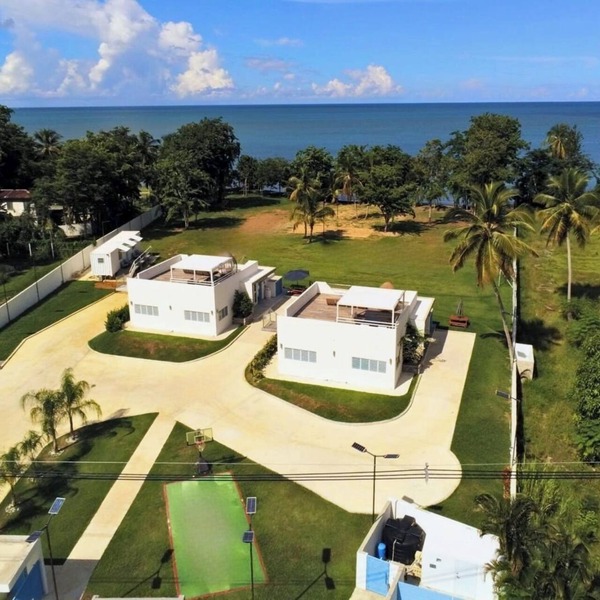 Two private beachfront houses, sleeps 12, kayaks, private heated pools