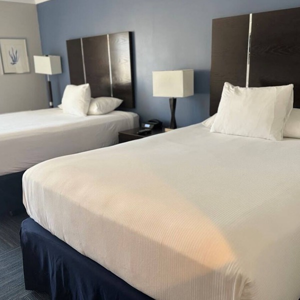 Two Queen Jacuzzi Balcony Retreat with Free Breakfast Near Beach and Pier