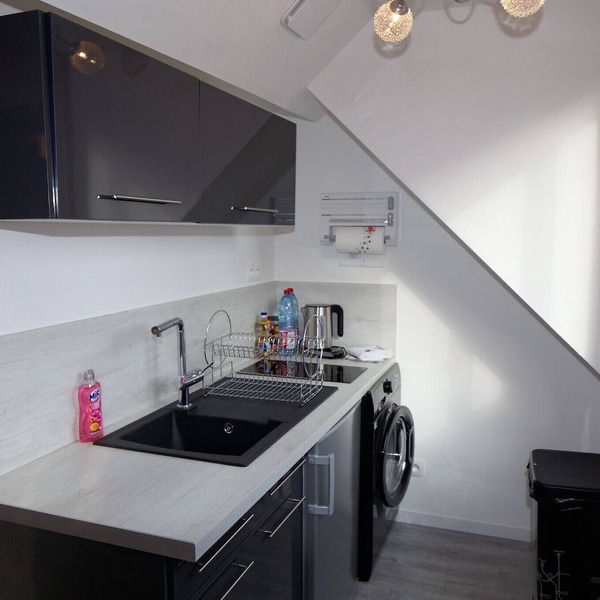 TWO-ROOMED FLAT WITH SELF CHECK IN, Netflix & WIFI