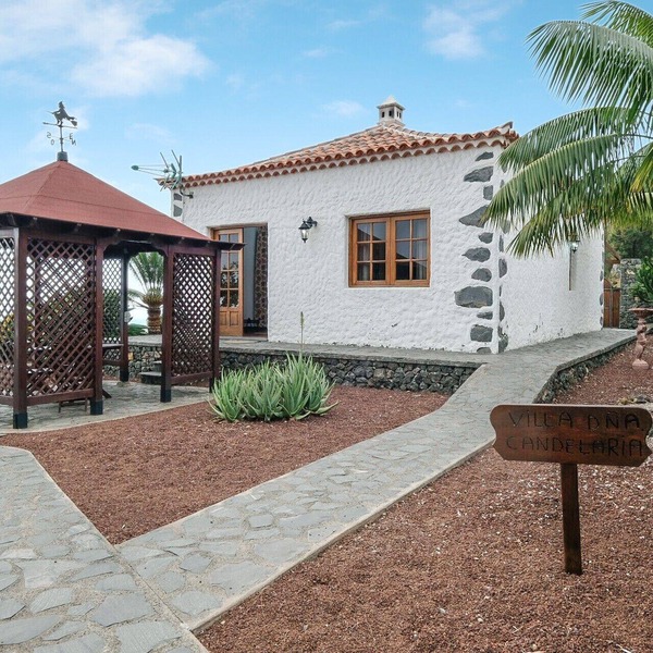 Two Typical Canarian Houses in “Finca la Sorriba” with Mountain View, Sea View, Pool & Wi-F