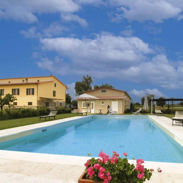 Typical Tuscan house with private and fenced swimming pool. View on the village of Castiglion Fioren