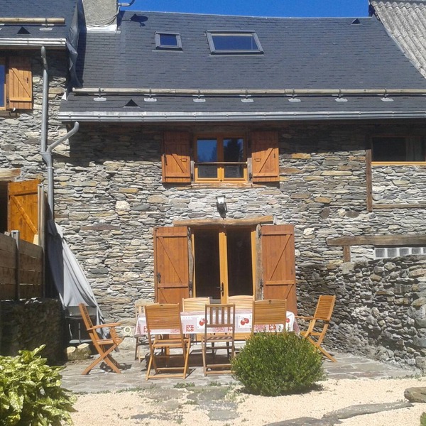 TYPICAL PYRENEAN CHALET BARN, ENCLOSED GARDEN, 5 MINS FROM LUCHON
