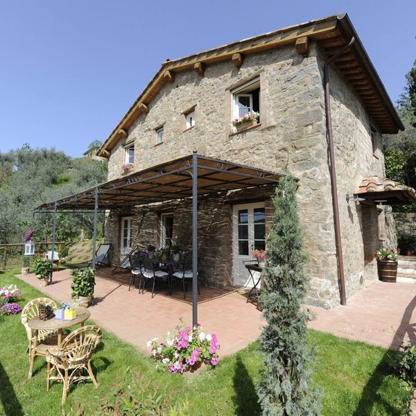 Typical Tuscan house.Great view on Lucca.Private parking/garden.WIFI