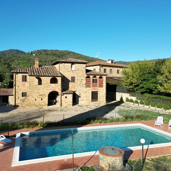 Typical villa located in the rolling hills of Valdichiana, 3 km from the town of Castiglion Fiorenti
