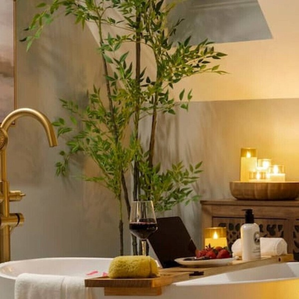 Ultimate Cambridge Mansion Sleeps 14 with Spa Bath, HUGE Game Room & 2 Parking