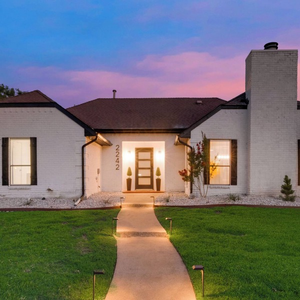 Ultimate Comfort & Modern Elegance in our Renovated Pool House with Hot Tub